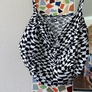 ❤️3 for $15!❤️ Juniors' SO® Cropped Keyhole Tank
by SO